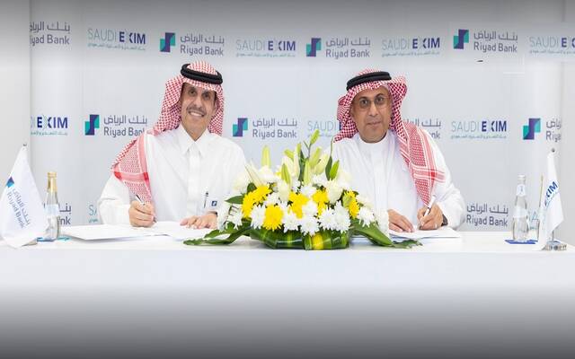 جانب من توقيع الرئيسين التنفيذيين للبنكين اتفاقية التعاون ووثيقة التأمين