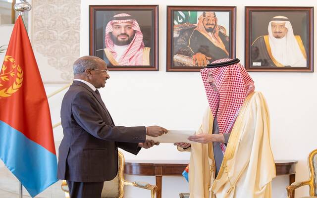 ولي العهد يتلقى رسالة خطية من رئيس إريتريا تتعلق بالعلاقات الثنائية بين البلدين
