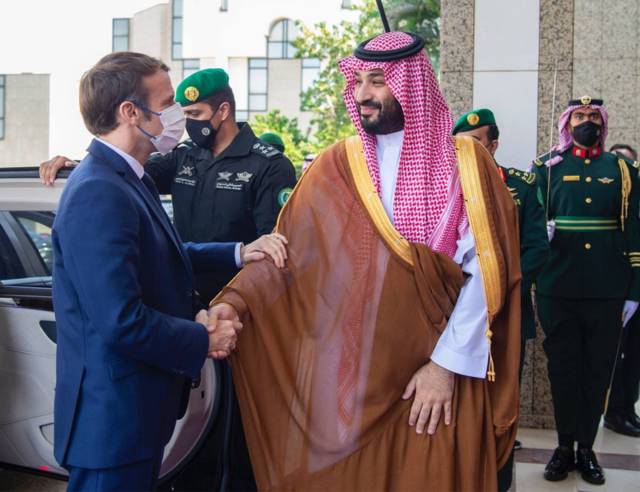 ولي عهد السعودية يستقبل الرئيس الفرنسي إيمانويل ماكرون