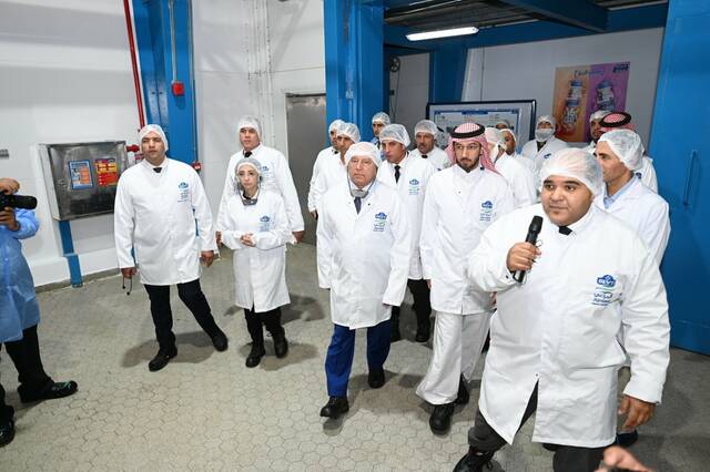 الوزير خلال جولته التفقدية بالمصانع