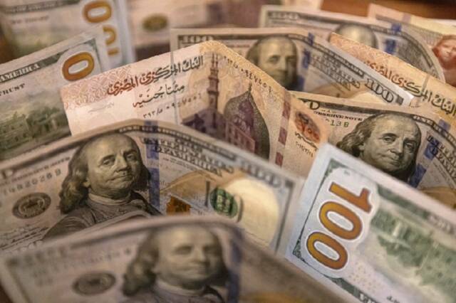 عملات ورقية من الدولار الأمريكي والجنيه المصري - أرشيفية
