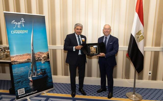 شريف فتحي وزير السياحة والآثار المصري مع تيري ديل الرئيس التنفيذي لاتحاد منظمي الرحلات الأمريكي