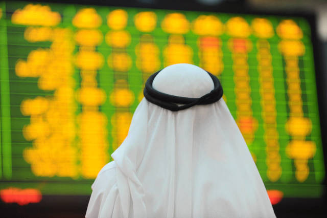 متداول يتابع شاشة الأسعار بسوق أبوظبي  - الصورة من رويترز أريبيان آي