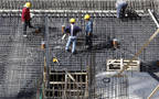 عمال بناء في موقع العمل - الصورة من رويترز أريبيان آي
