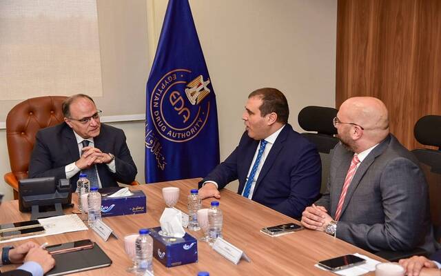 الدكتور علي الغمراوي رئيس هيئة الدواء المصرية خلال اجتماع مع ممثلي شركة الحكمة برئاسة تامر جردانة