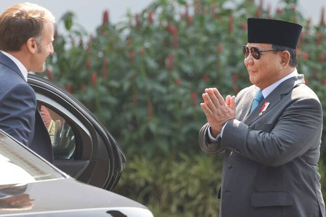 العلاقات الدفاعية تتصدر مباحثات ماكرون مع رئيس إندونيسيا