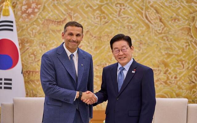 خلدون خليفة المبارك رئيس جهاز الشؤون التنفيذية في الإمارات ولي جيه ميونغ رئيس جمهورية كوريا