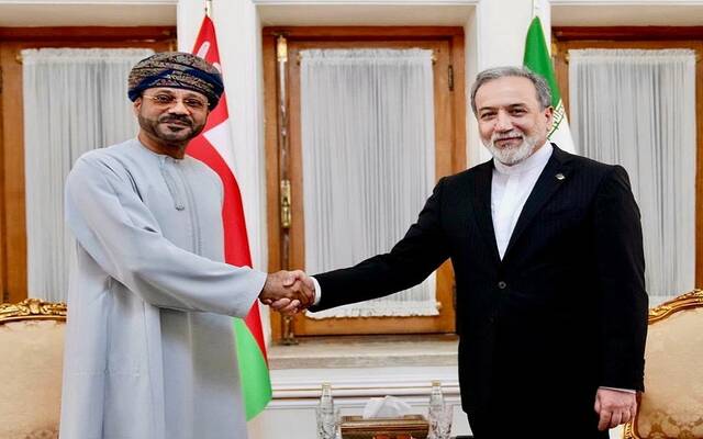 بدر بن حمد البوسعيدي وزير الخارجية العُماني وسيد عباس عراقجي وزير الخارجية الإيراني