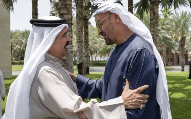 رئيس دولة الإمارات مع ملك البحرين