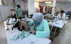 عاملات الإنتاج في مصنع للملابس