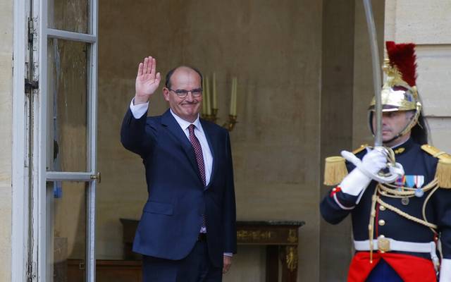 رئيس وزراء فرنسا يتعهد بحماية الاقتصاد حال اندلاع موجة ثانية