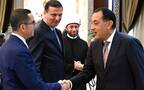 وزير الاستثمار والتجارة الخارجية يصافح رئيس مجلس الوزراء اليوم خلال الاجتماع الأسبوعي للمجلس