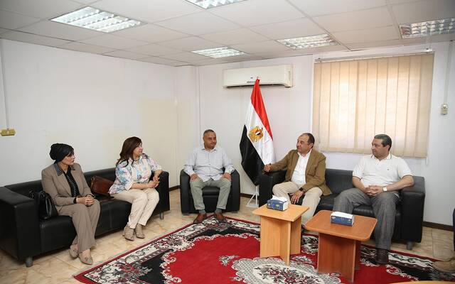 المهندس محمد شيمي وزير قطاع الأعمال العام المصري خلال زيارة إلى شركة دمياط للغزل والنسيج (دمياتكس)