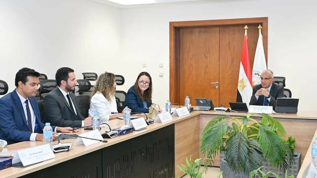 مصر تبحث التعاون مع البنك الأوروبي في مشروعات المياه والطاقة الشمسية
