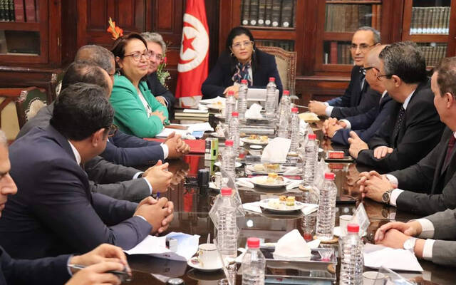 جانب من إمضاء الاتفاقية مع وزيرة المالية التونسية سهام البوغديري