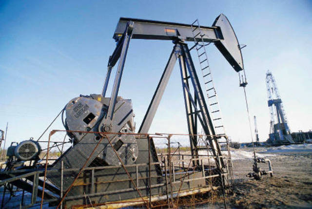 منصات النفط الأمريكية تتراجع لأدنى مستوى منذ منتصف 2010