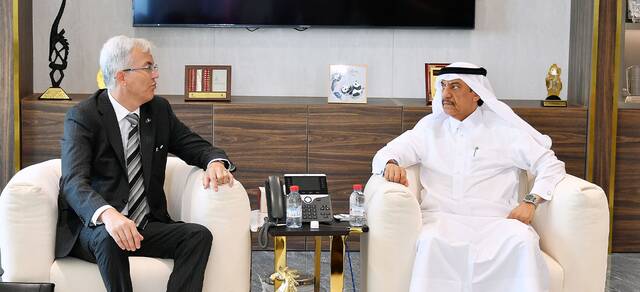 خلال الاجتماع