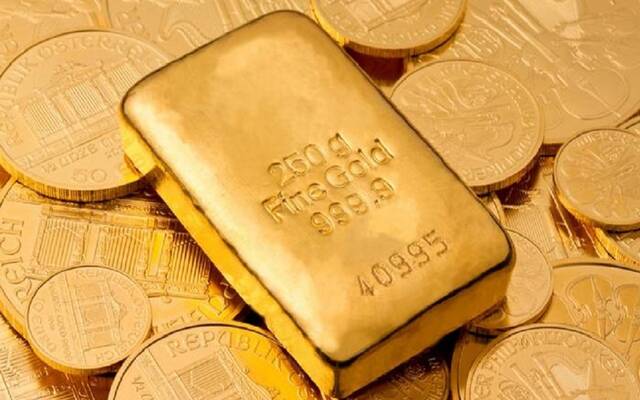 الذهب يفقد 30 دولاراً ويهبط 1.5% مع ارتفاع الأسهم بالبورصات العالمية