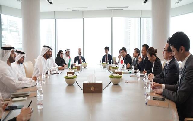 الإمارات واليابان تبحثان تعزيز الشراكة في قطاعات الاقتصاد الجديد