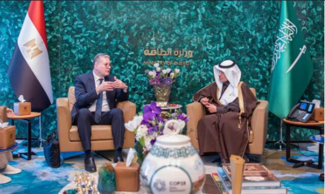 الأمير عبدالعزيز بن سلمان بن عبدالعزيز وزير الطاقة مع وزير البترول والثروة المعدنية في مصر المهندس الدكتور كريم بدوي