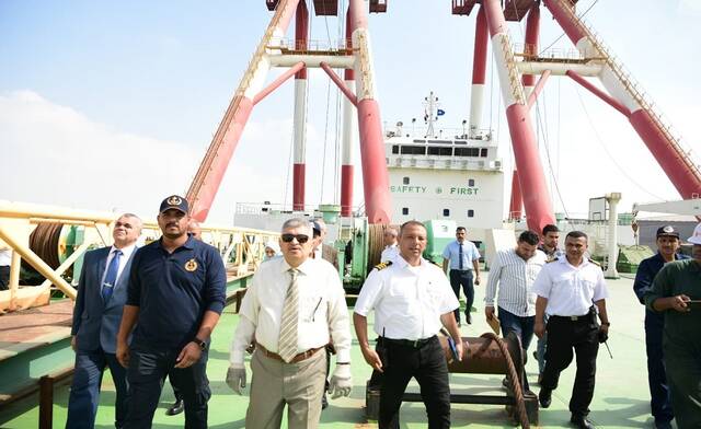 رئيس هيئة قناة السويس يتفقد أحدث الروافع البحرية المنضمة للأسطول المصري