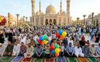 مصريون يصلون العيد في أحد الساحات