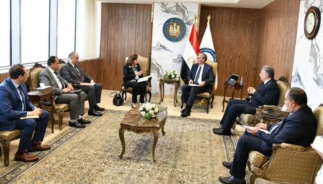 وزير البترول المصري مع رئيس شل مصر