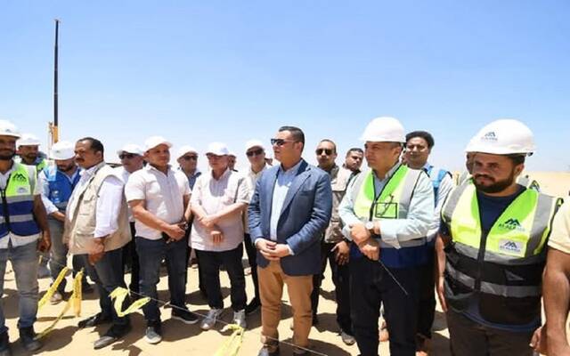 وزير الإسكان يتفقد مشروعات الطرق ومحطة المياه والمرافق الصناعية بمدينة السادات