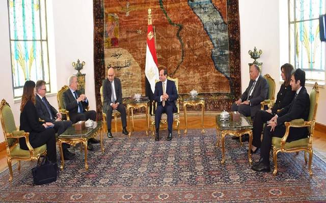 السيسي يبحث مكافحة الهجرة غير الشرعية مع مفوض الاتحاد الأوروبي