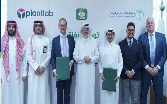 على هامش توقيع اتفاقية شراكة بين الشركة السعودية لإدارة البيوت المحمية والتسويق الزراعي، وشركة "plantlap" الهولندية