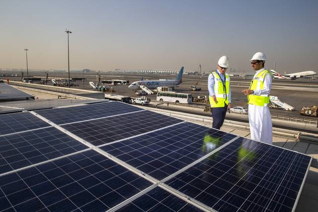 بالصور.. مطار دبي ينجز تركيب أكبر نظام للطاقة الشمسية بالمنطقة