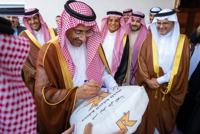 وزير الصناعة والثروة المعدنية، بندر بن إبراهيم الخريف، يزور مصانع الخياط للطوب الأحمر