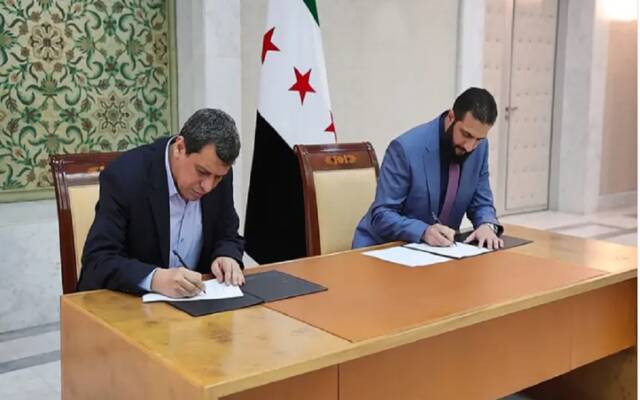 جانب من توقيع الاتفاق