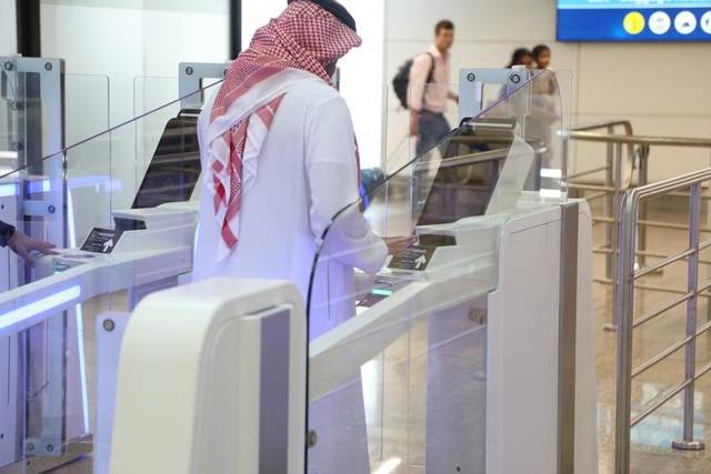 عودة تشغيل البوابات الذكية باستخدام جوازات السفر بمطار دبي الدولي