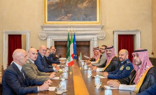 وزير الدفاع الإيطالي جويدو كروسيتو في قصر مداما بالعاصمة الإيطالية روما مع الأمير خالد بن سلمان بن عبدالعزيز وزير الدفاع