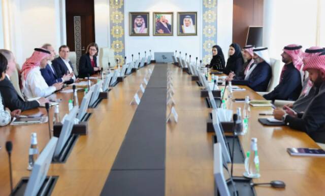 وزير الاتصالات وتقنية المعلومات المهندس عبدالله بن عامر السواحه مع الرئيس التنفيذي لشركة أمازون أندي جاسي