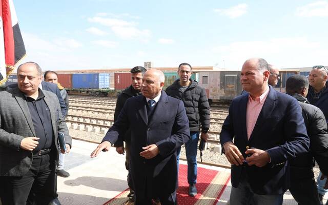 كامل الوزير يتفقد عدداً من المشروعات الصناعية بمدينة السادات المصرية