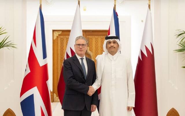 الشيخ محمد بن عبدالرحمن بن جاسم آل ثاني رئيس مجلس الوزراء وزير الخارجية بدول قطر ورئيس الوزراء البريطاني كير ستارمر