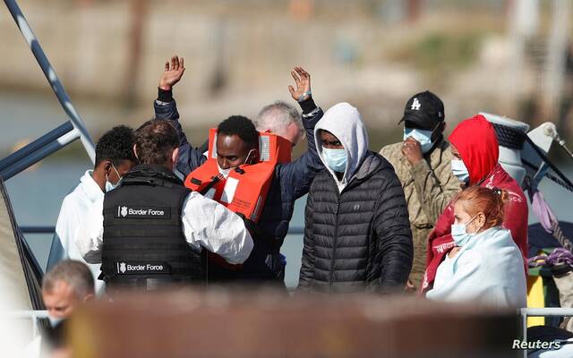بريطانيا تبدأ احتجاز المهاجرين لترحيلهم إلى رواندا