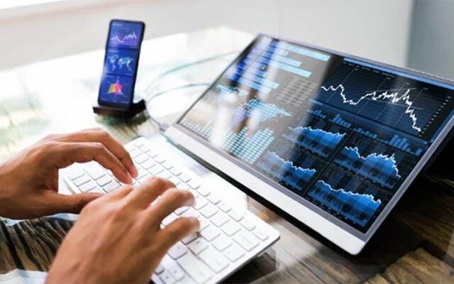 وسيط مالي يتابع أسعار الأوراق المالية