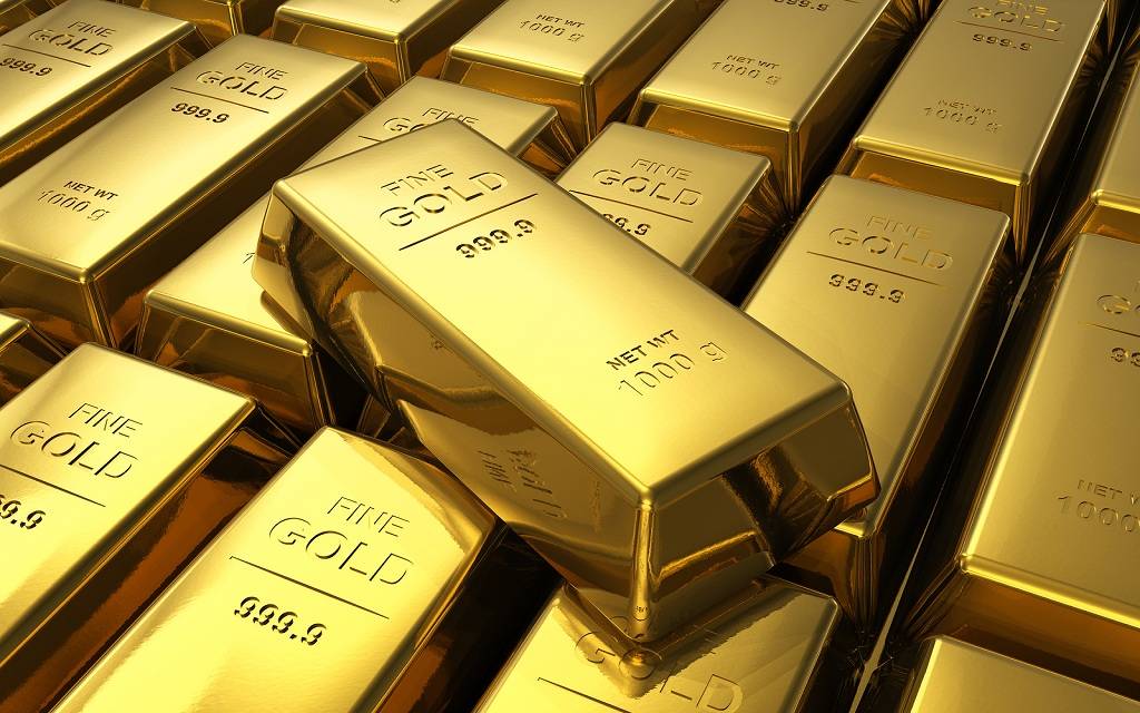 أسعار الذهب تتراجع عند التسوية لكنها تسجل مكاسب أسبوعية