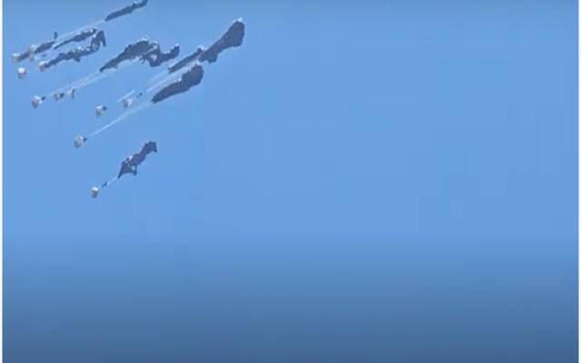 الإمارات تنفذ الإنزال الجوي الـ60 وتدخل 22 شاحنة طبية إلى غزة