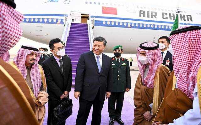 الرئيس الصيني لدى وصوله إلى الرياض