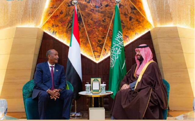 الأمير محمد بن سلمان بن عبدالعزيز آل سعود ولي العهد رئيس مجلس الوزراء ورئيس مجلس السيادة الانتقالي في جمهورية السودان عبدالفتاح البرهان