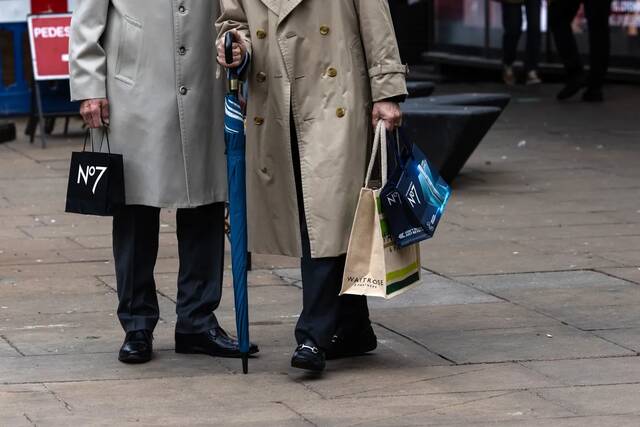 ارتفاع المبيعات التجارية ببريطانيا مع دفعة غير متوقعة للاقتصاد