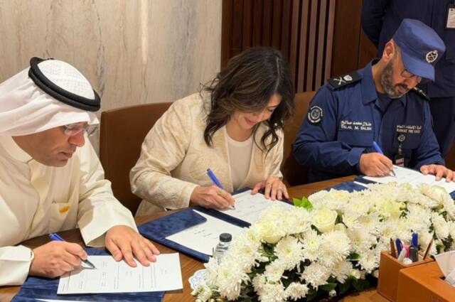 جانب من التوقيع