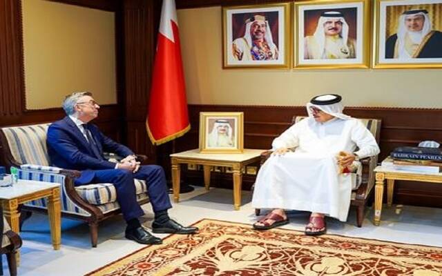 الدكتور عبداللطيف بن راشد الزياني وزير الخارجية البحريني و إيريك جيرو تيلم سفير الجمهورية الفرنسية لدى مملكة البحرين