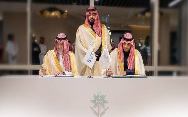 جانب من توقيع الاتفاقية مع الشركة السعودية للاستثمار الجريء بحضور وزير الاقتصاد والتخطيط