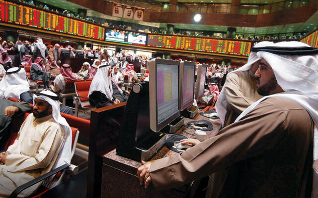 مستثمر يتابع التداولات في بورصة الكويت
