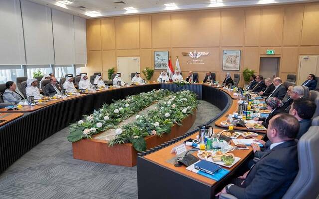 وزير الطيران المدني المصري يعلن عن مشروع مشترك مع قطر لتطوير المسارات الجوية